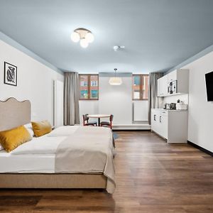 Comfort Kamer met een King Size Bed in de Kelder